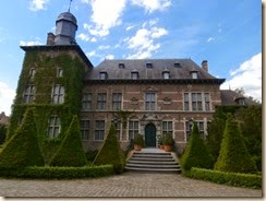 Kasteel Rullingen verkocht voor 1,4 miljoen euro (Borgloon) - Het Nieuwsblad, zaterdag 17 mei 2014.  De onderhoudskosten alleen bedragen 81.000 euro per jaar. Dan spreek ik nog niet over de investeringen’, zegt gedeputeerde voor Toerisme Igor Philtjens (Open VLD).