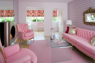sala decorada con rosa y gris