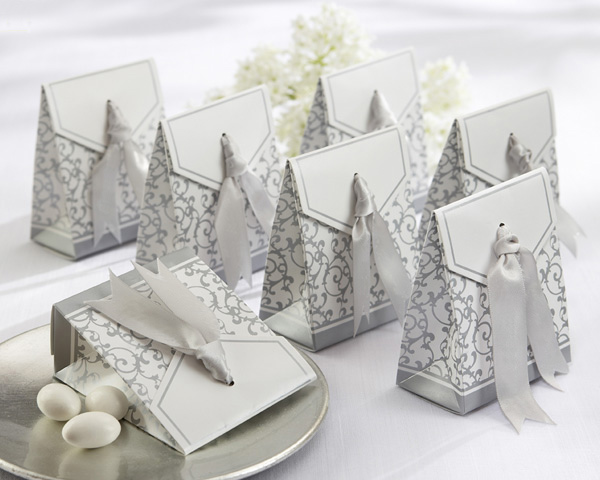 Dazzling boxes with a vintage touch Silver is always sleek and graceful