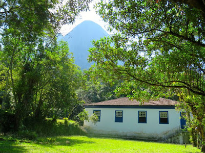 Casarão no gramado