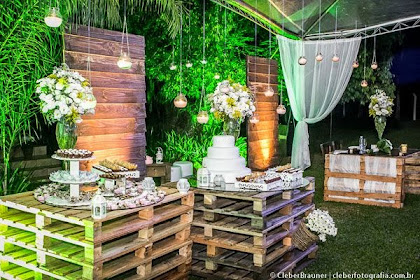Decoração De Festa Com Paletes E Flores