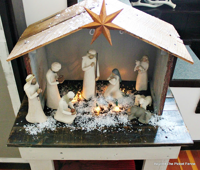 nativity, stable, creche, Willow Tree, barn wood, Christmas decor, pallets, https://goo.gl/xwgamA