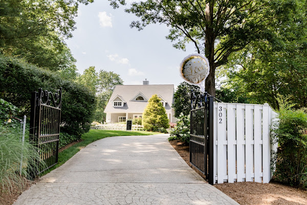 Backyard Summer Wedding in Edgewater, MD photographed by Maryland Wedding Photographer Heather Ryan Photography