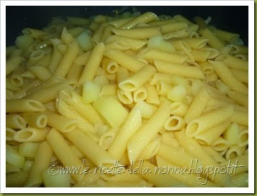 Penne senza glutine con cipolla, verza, uova e patate (11)