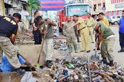 Drainase Jalan Percetakan Tersumbat Sampah, Trantib dan Petugas Pemadam Kebaran Kota Jayapura Turun