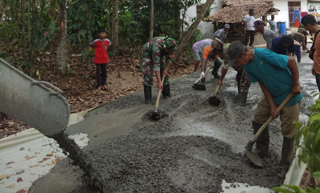 Babinsa Koramil 0602-08/Petir Bantu Warga Ngecor Jalan Desa