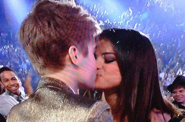 justin bieber and selena gomez kissing at the billboard awards 2011. Justin Bieber amp; Selena Kissing