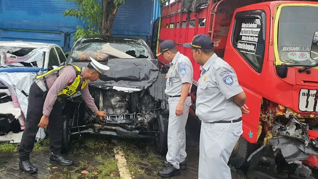 kecelakaan avanza truk pasuruan