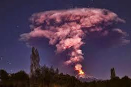 El volcán chileno Villarrica entró en erupción y hay 3.300 evacuados