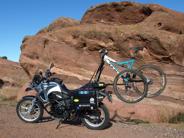 Bicicletas carregadas por motocicletas