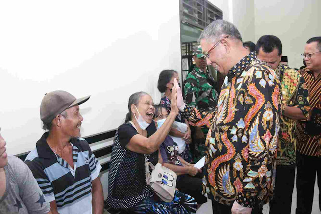 Gubernur Serahkan Bansos Di Tiga Kecamatan Kota Singkawang