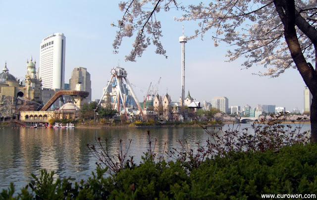 Magic Island de Lotte World rodeada de cerezos en flor