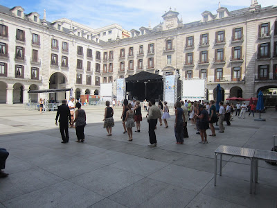 Swing dance classes in the plaza