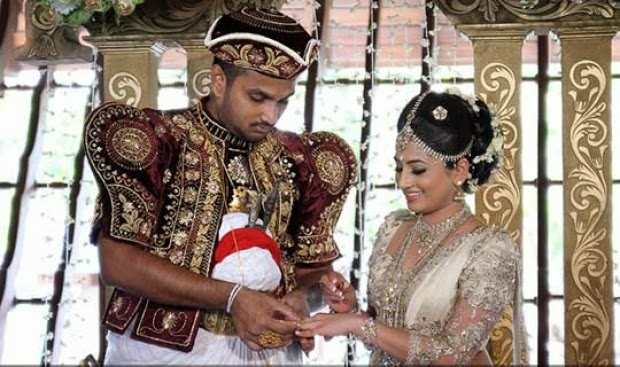 http://picture.gossiplankahotnews.com/2013/12/sheshadri-priyasads-wedding-day.html