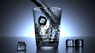 minum air putih untuk mengecilkan perut buncit pada wanita