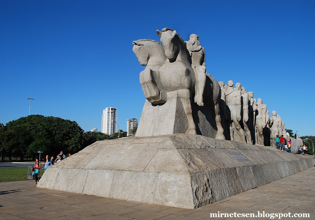 Парк Ибирапуэра, Сан-Паулу -  Монумент Бандейрас