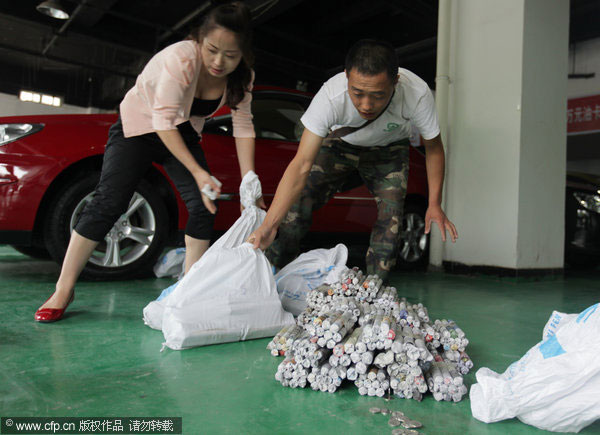 Beli Mobil Pake Uang Coin Seberat 300 Kg [ www.BlogApaAja.com ]