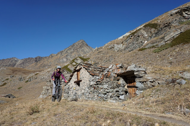 vttae devant les chalets d'alpage dans le vallon de Grauson dans le val d'Aoste