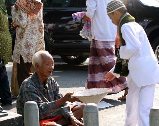 Cara yang Baik dan Benar Menolong Membantu Orang Miskin  