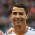 كريستيانو رونالدو يوقف المباراه بسبب احد المشجعين Cristiano Ronaldo Handles Crazy Fan With Class