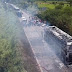 ÔNIBUS PEGA FOGO NA BR-135, EM RIACHÃO DAS NEVES-BA, OESTE DO ESTADO RODOVIA FOI INTERDITADA 