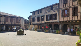 Castelnau-de-Montmiral. Place des Arcades