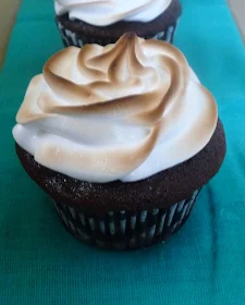 Chocolate Cupcakes with Toasted Marshmallow Meringue Frosting | by Life Tastes Good are loaded with chocolaty goodness and you only need 1 bowl to make 'em!! How awesome is that??