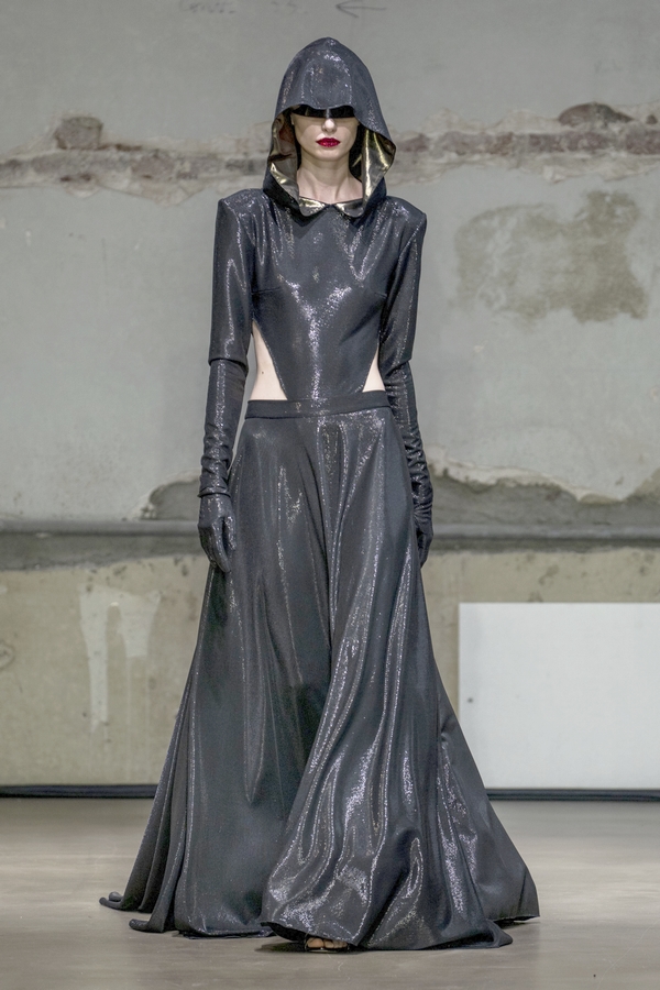 Irene Luft, robe longue capuche Fashion Week Paris printemps été 2023
