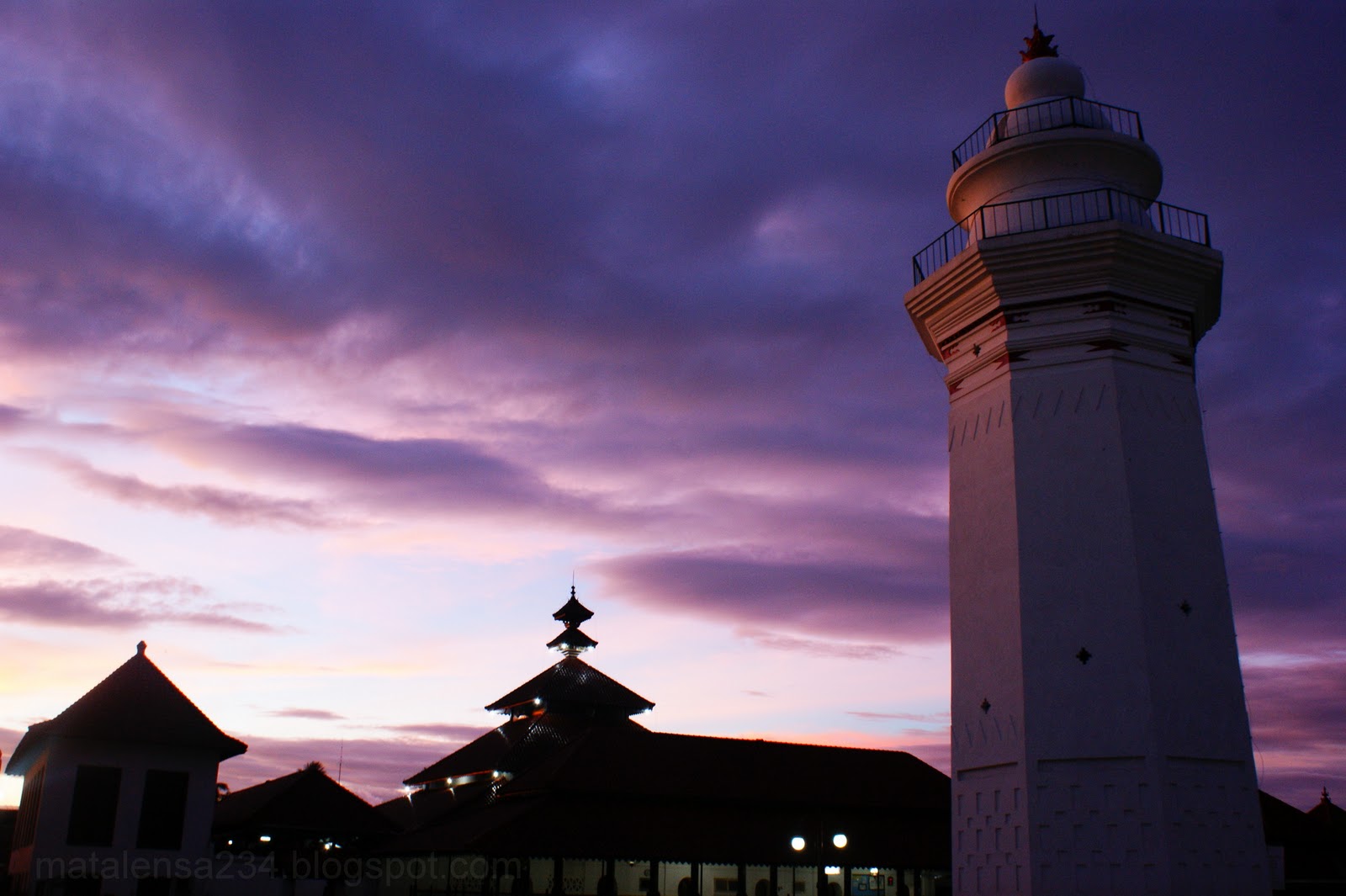 Mata Lensa Senja di Menara Banten  Lama