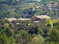 Aproximació fotogràfica a Cal Vila, El Grapal i La Galera des del camí de l'Alzina de Merola