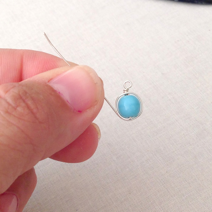 great way to create a framed bead dangle for when you don't have any headpins or want something more decorative. DIY, Free tutorial