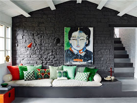 casa de piedra con color salon en negro chicanddeco