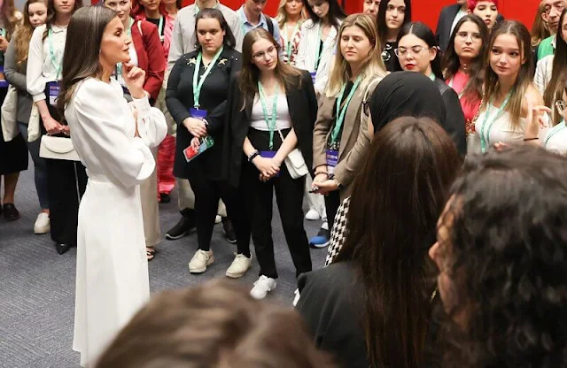 Queen Letizia is wearing white blouse and skirt tailored by the Palace’s dressmaker. ECToH conference on tobacco control and health