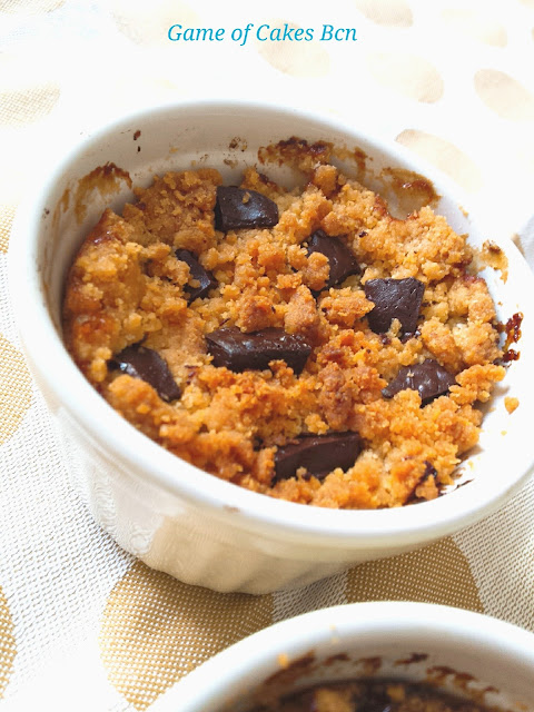 Crumble de plátano y manzana con chocolate