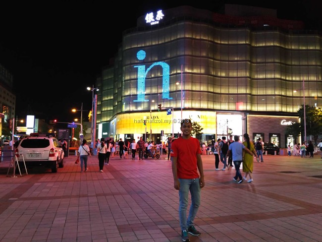 gambar di wangfujing street beijing