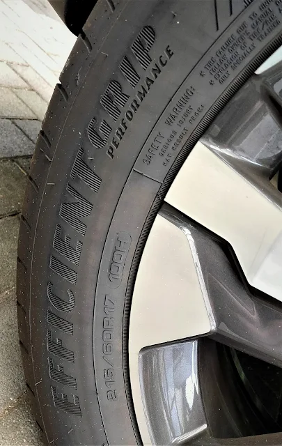 タイヤサイズは215/60R17