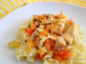 prazer a cozinhar - Peitos de frango com curgete, cenoura, tomate e queijo