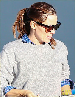 Jennifer Garner Picture in Crew neck Sweater