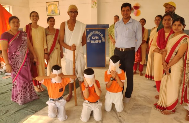 प्रेमवती कुंजीलाल जैन सरस्वती विद्या मंदिर में स्कूली बच्चे गांधी जयंती के अवसर पर कार्यक्रम प्रस्तुत करते हुए