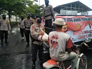 Bhakti Brimob Untuk Masyarakat, Pembagian Sembako