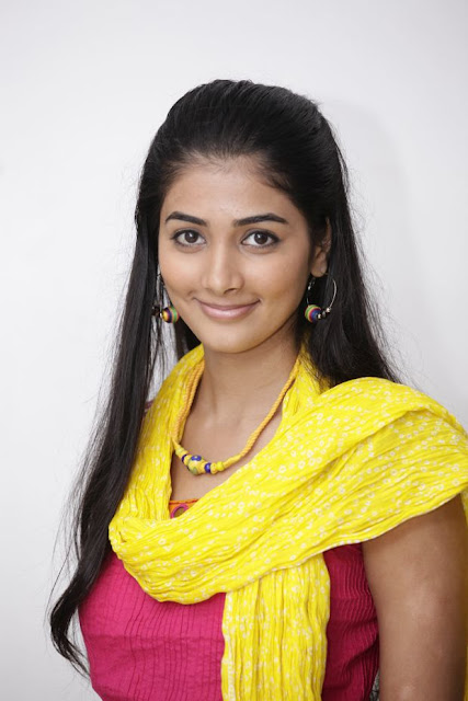 http://actresshdgalleryz.blogspot.in/2014/10/oka-laila-kosam-heroine-pooja-hegde-new.html