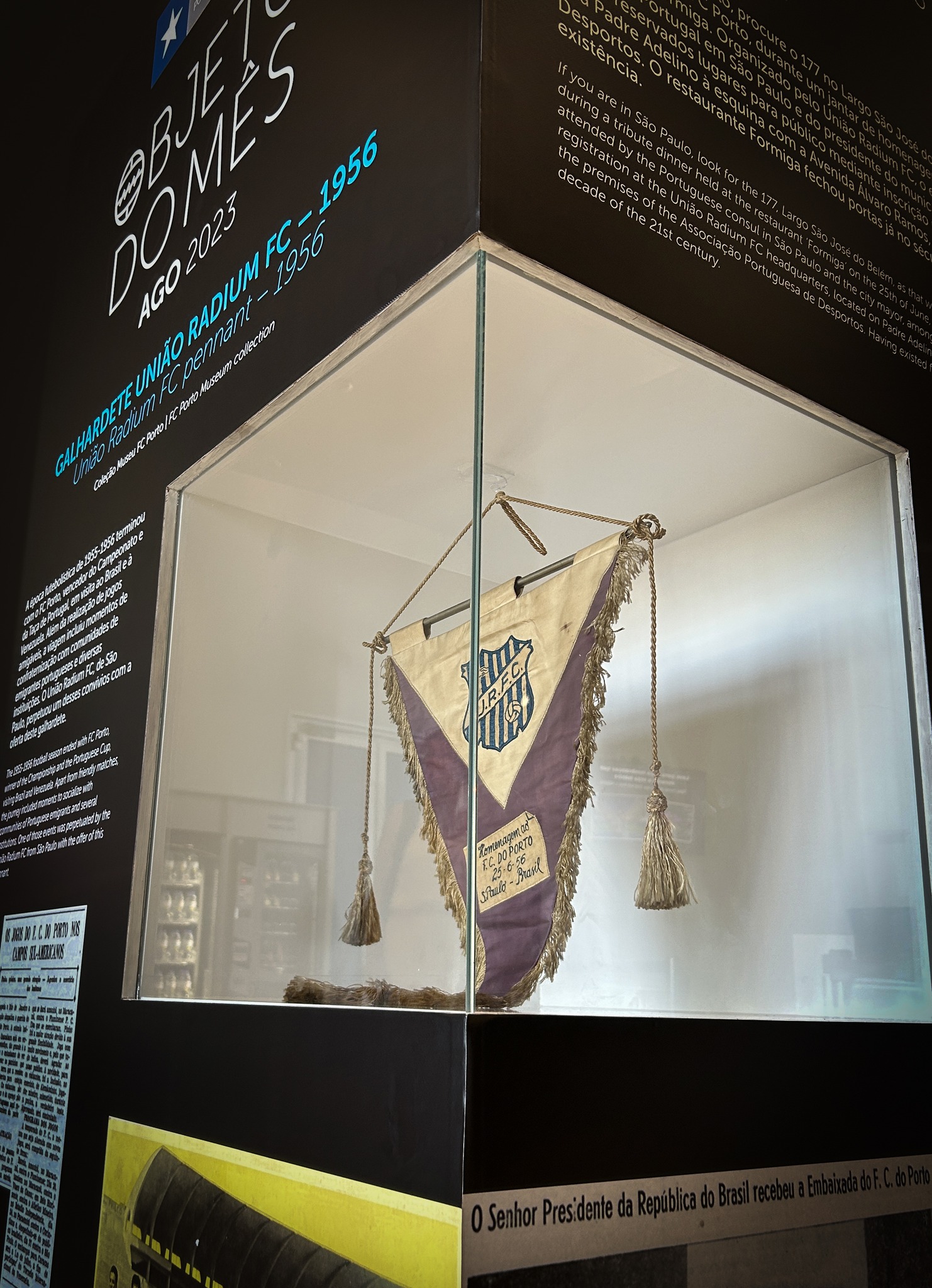 Memória Portista: Objeto do Mês do Museu do FC Porto fora do espaço do  museu – Peça de Agosto em exposição no átrio da loja e museu do Dragão
