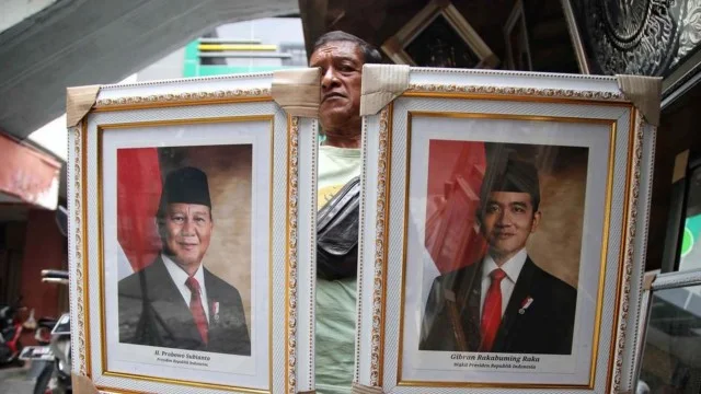Pedagang Mengeluh, Foto Prabowo-Gibran Masih Sepi Pembeli