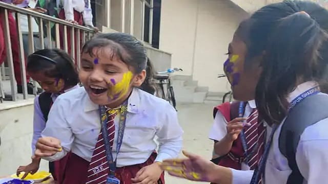 ghazipur-news-abir-engaged-classmates-by-running-playing-holi