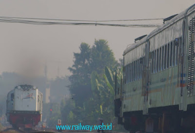 Gambar KA Lokal Rangkas Merak