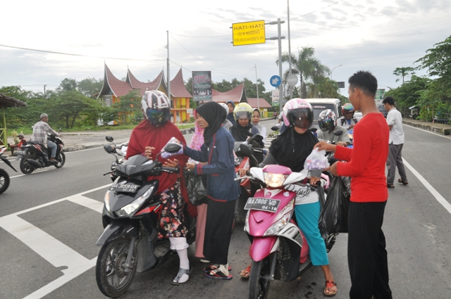 Ramadhan Penuh Berkah, PCPM dan AMM Kecamatan Pariaman Utara Bagi-Bagi Takjil