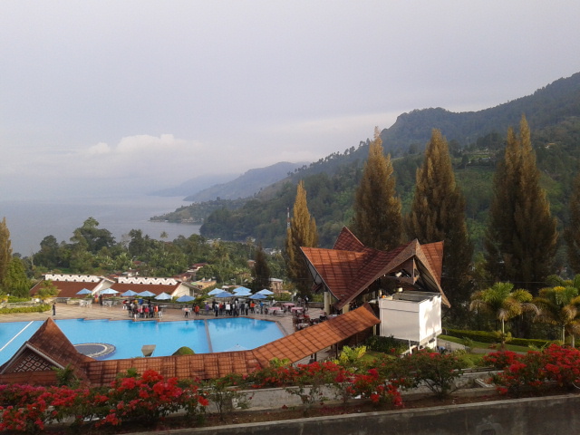 Foto foto Perjalanan Pemandangan  Danau Toba dari Hotel 
