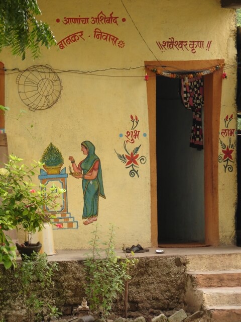 Ở Shani Shingnapur - một thị trấn đền thờ nổi tiếng ở Ấn Độ - nhiều gia đình thường không khóa cửa hoặc không có cửa bởi họ tin rằng họ luôn được Chúa bảo vệ. Thị trấn này có ngân hàng đầu tiên vào năm 2011 và họ thậm chí cũng không hề mua một chiếc khóa nào để bảo vệ an ninh ở đây.