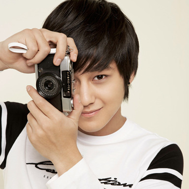 Kim Bum Korean Aktor With his Pocket Photography 