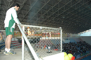 Atleta acende a pira olímpica